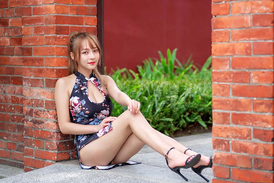 Girls in short dresses in Chifeng