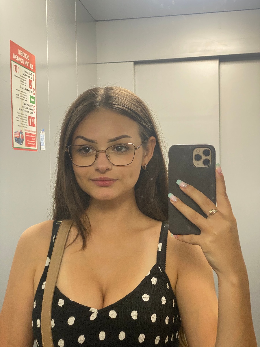 Sexy model Stacy in Chifeng